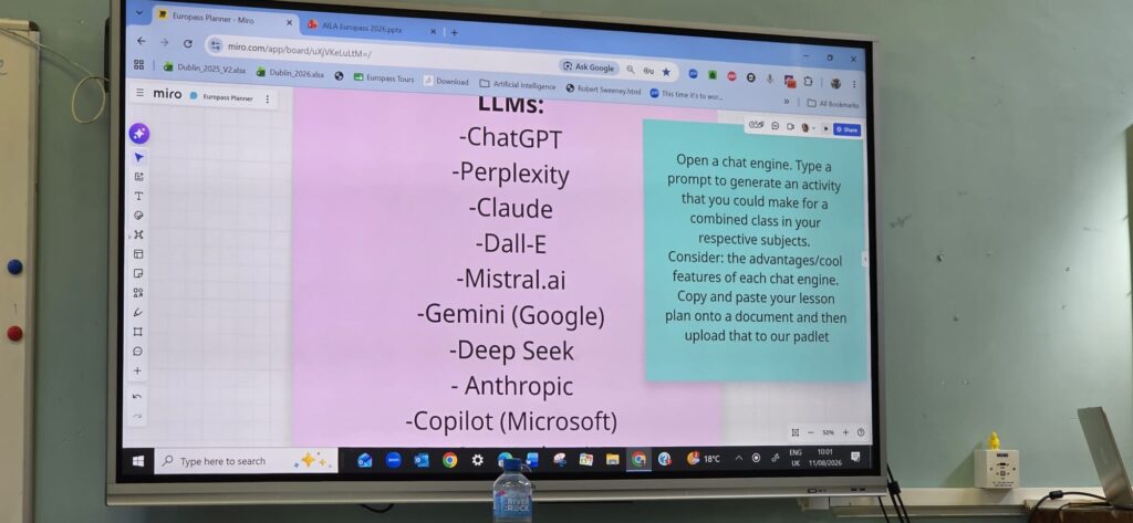 Formatorul explică diferența dintre inteligența artificială limitată, generală și superinteligentă (ANI, AGI și ASI).