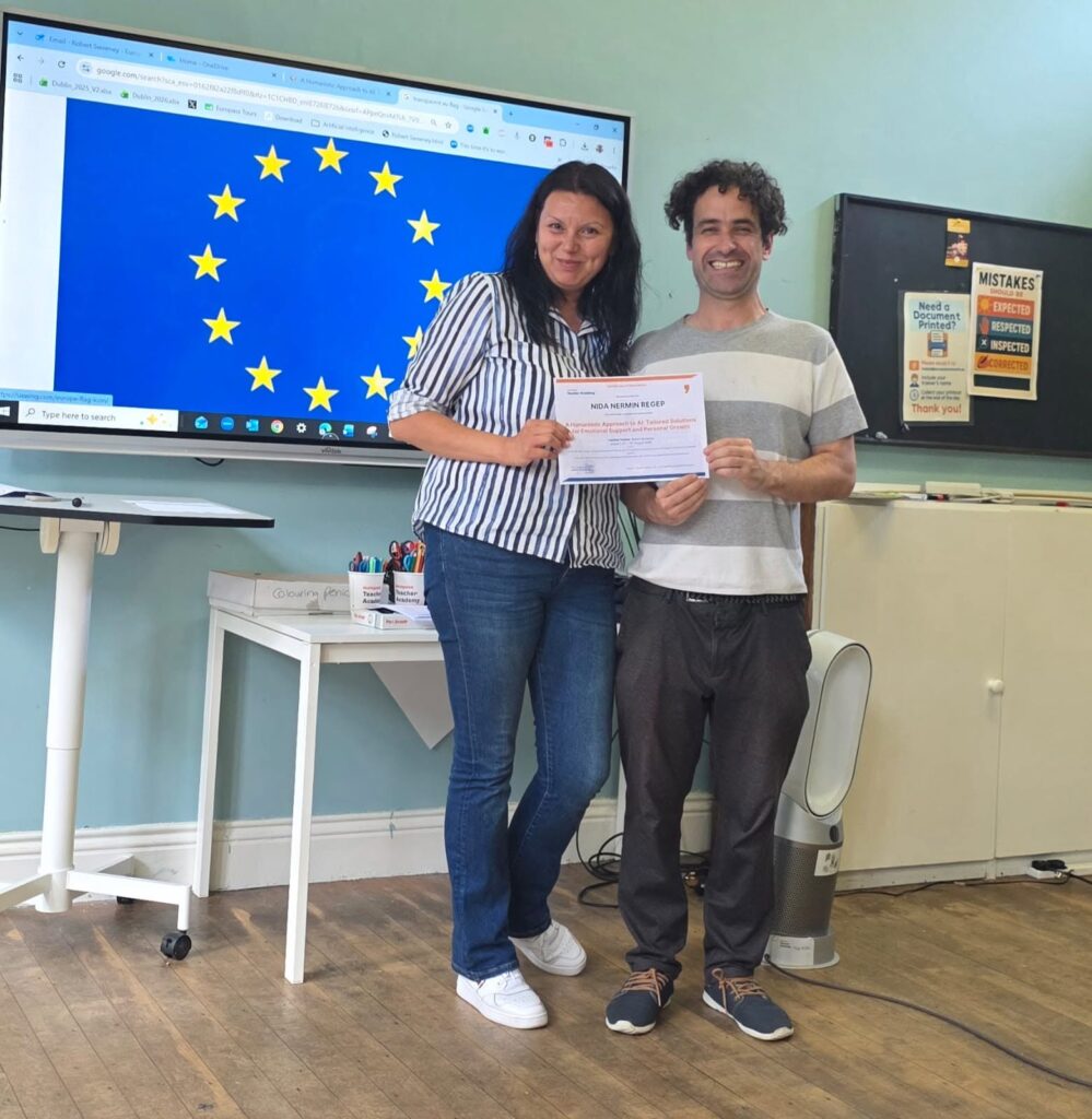 Doamna profesoară Regep Nida Nermin primește certificatul de participare la curs, alături de formator, în fața unui ecran cu drapelul Uniunii Europene.