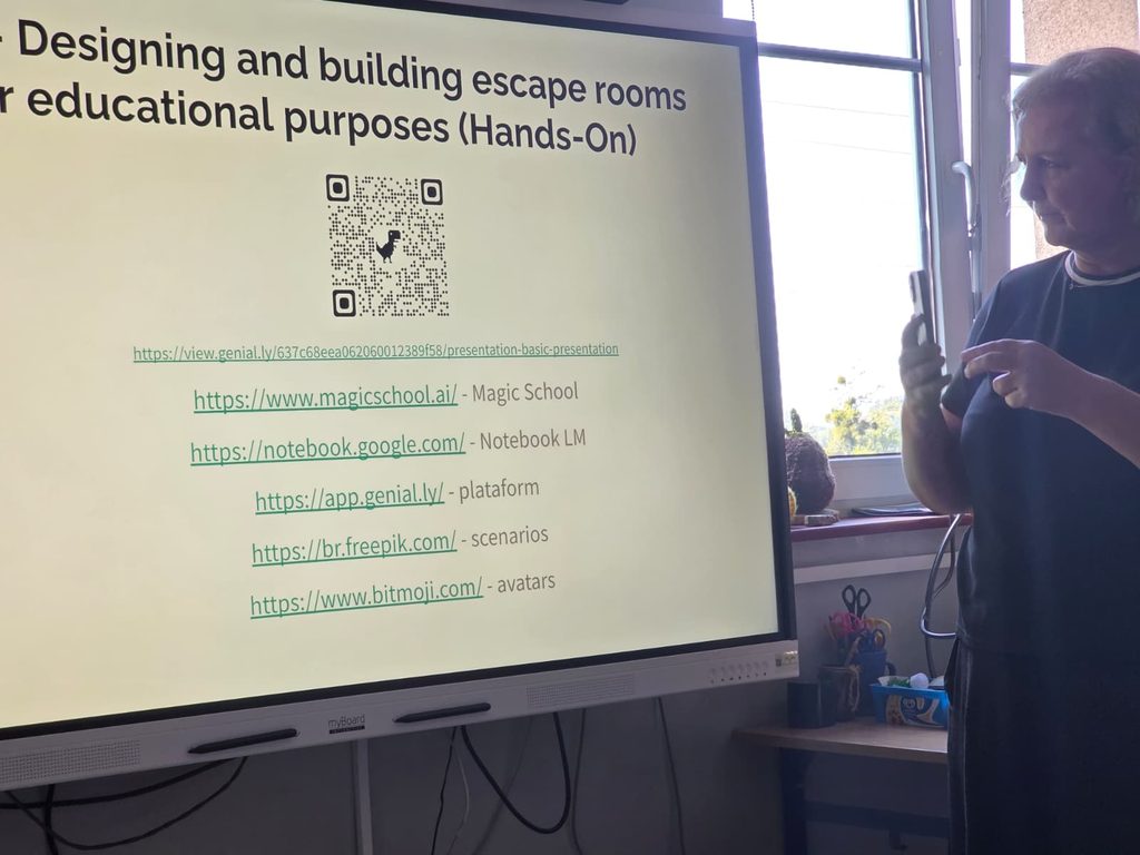 Ecran cu titlul „Designing and building escape rooms for educational purposes (Hands-On)”, un cod QR și linkuri către platforme digitale: Genially, MagicSchool, NotebookLM, Freepik și Bitmoji. Formatoarea ține un telefon în mână.