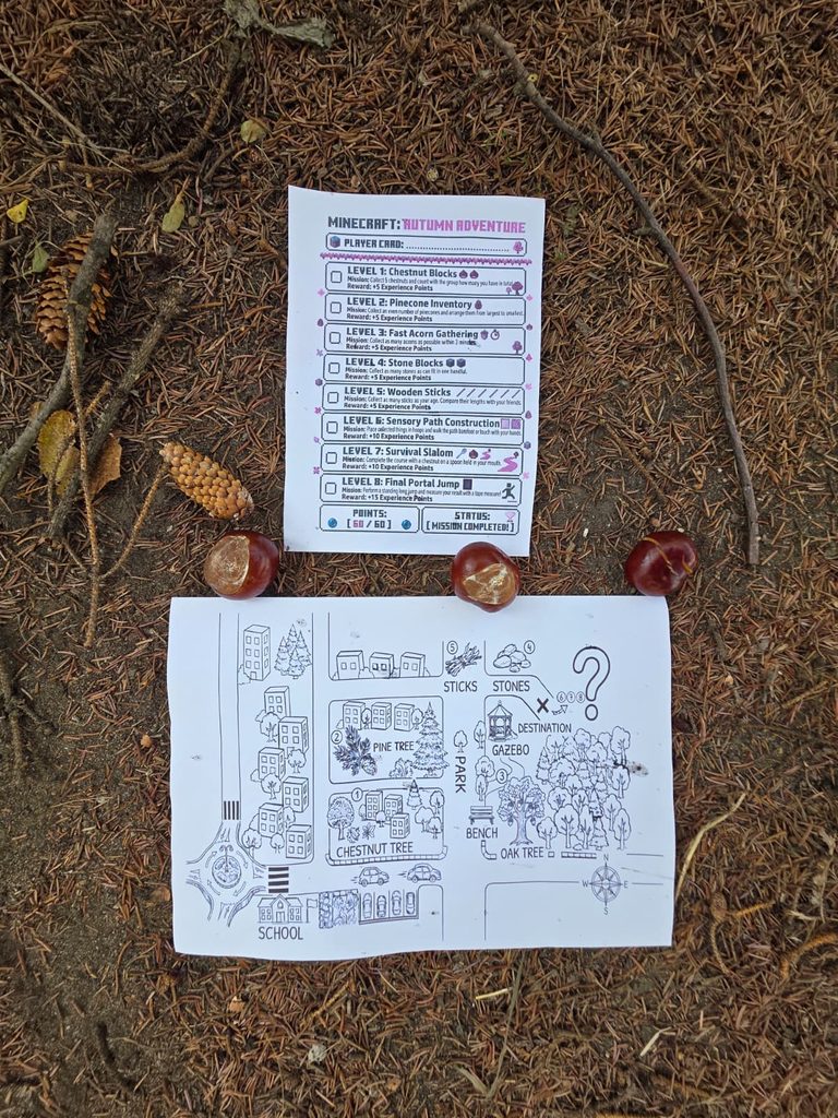 Pe un covor de ace de brad sunt așezate două fișe. Prima este o carte de jucător cu tema „Minecraft: Autumn Adventure”, cu opt niveluri de misiuni, de la strângerea castanelor la construirea traseului senzorial. A doua este o hartă desenată a drumului de la școală la parc. În jur sunt castane, conuri de brad și bețe.