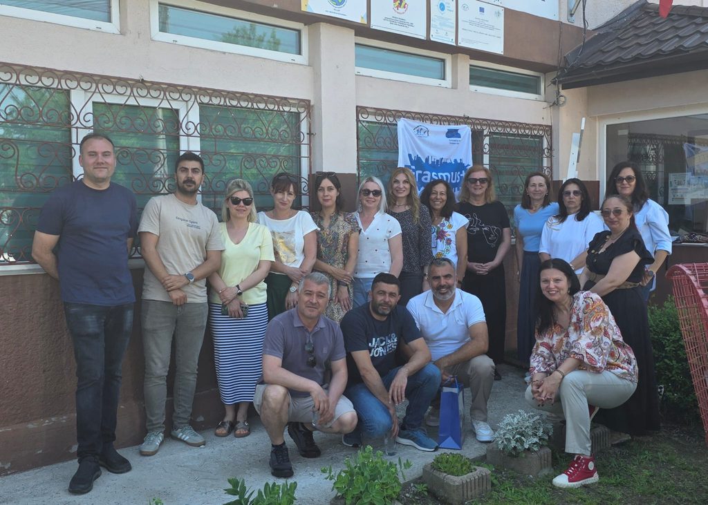 Profesorii implicați în cadrul proiectului - poză de grup la mobilitatea din România.