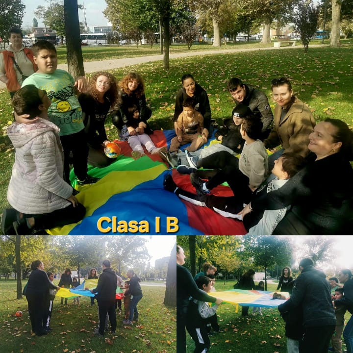 Colaj clasa I B: elevi și cadre didactice așezați pe o parașută colorată pe iarba din parc și jocuri de mișcare cu parașuta.