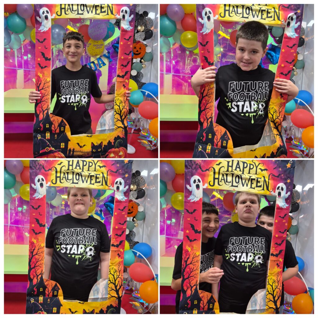 Colaj de Halloween: patru elevi în tricouri negre „Future Football Star” pozează zâmbind într-o ramă foto „Happy Halloween”, înconjurați de baloane colorate.