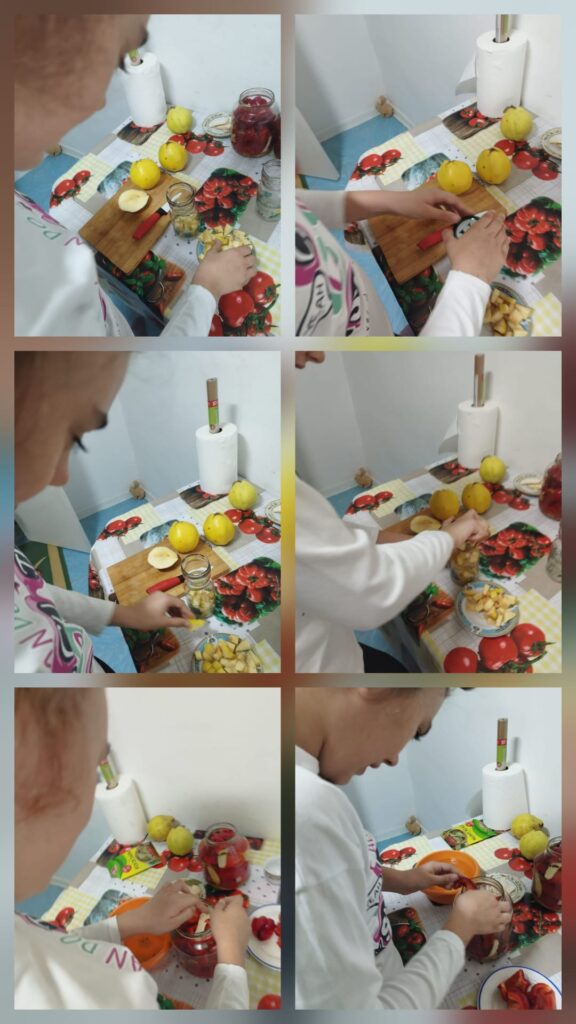 Colaj de la atelierul de conserve de toamnă: un elev taie ardei, roșii și lămâi pe tocător și pune legumele în borcan.