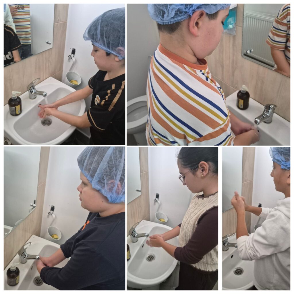 Colaj de la pregătirea atelierului culinar: elevii, cu bonete pe cap, își spală mâinile cu săpun la chiuvetă.