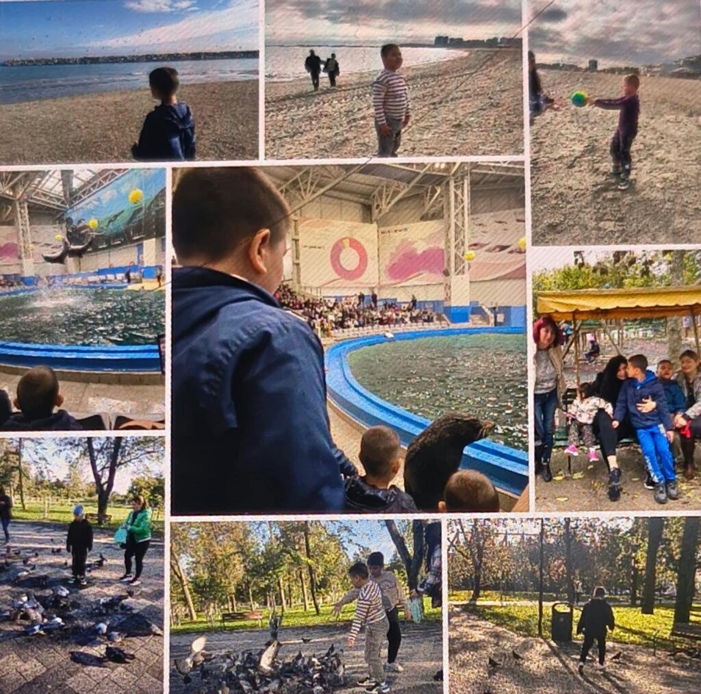 Colaj de la ieșirile în aer liber: copii pe plaja de lângă mare jucându-se cu mingea, spectacol cu foci la delfinariu, hrănirea porumbeilor în parc și o pauză pe bancă alături de cadrele didactice.