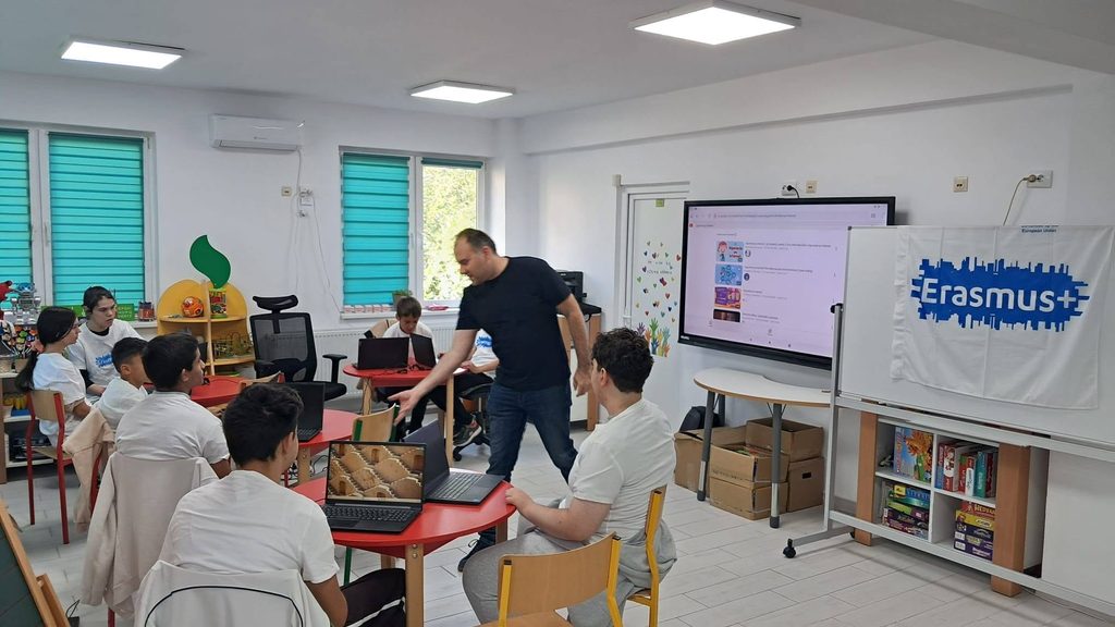 Profesorul interacționează cu elevii pe parcursul lecției