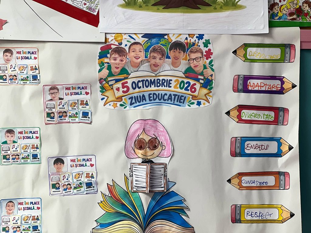 Proiect de perete pentru Ziua Educației, prezentând „Copacul Educației” cu amprente de mâini colorate și un trunchi în formă de creion. Lângă el, carduri cu fotografii de elevi și cu textul „Mie îmi place la școală...”, precum și creioane mari cu valorile: Dezvoltare, Adaptare, Diversitate, Empatie, Cunoaștere și Respect.