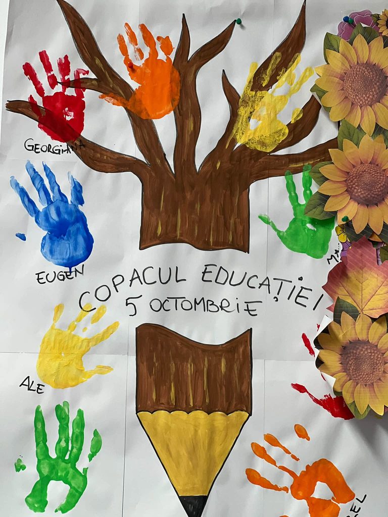 Detaliu al proiectului „Copacul Educației”, un desen festiv pe care copiii au pus amprente de mâini colorate pentru a reprezenta „frunzele” arborii. Trunchiul este ilustrat ca un creion mare, iar în jurul său sunt decoruri cu flori de floarea-soarelor și frunze de toamnă.